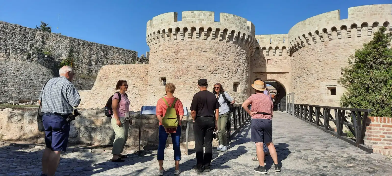 belgrader-festung-tour Festung von Belgrad. Eine deutsche Gruppe während der Führung mit dem Guide Slavica Jovanovic Slavi