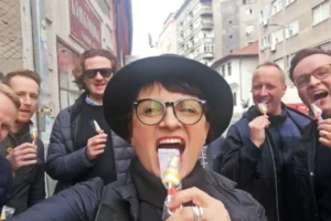 Belgrad, Savamala Tour. Slavica Jovanovic mit der Gruppe vor Bosiljcic Konditorei Belgrad, Savamala Stadtführung