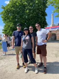 Belgrader Festung Tour, tour guide Slavica Jovanovic mit der Gruppe vor dem Sieger