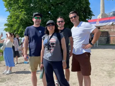 altstadt-und-festung-von-belgrad-tour Belgrader Festung Tour, tour guide Slavica Jovanovic mit der Gruppe vor dem Sieger