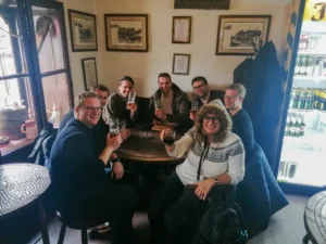 Gastwirt Fragezeichen in Belgrad Altstadt. Stadtführerin Slavica Jovanovic mit der Gruppe. Prost!