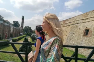 Belgrader Festung. Ausstellung des Militärmuseums Belgrader Festung mit dem Militärmuseum im Hintergrund