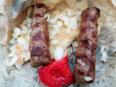 Cevapcici Serbische Cevapcici im Brötchen