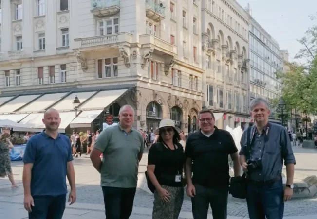Mit der Gruppe während der Führung in Belgrad Altstadt Belgrad Altstadt vom Wasser, mit der Kreuzfahrtanlegestelle an der Save
