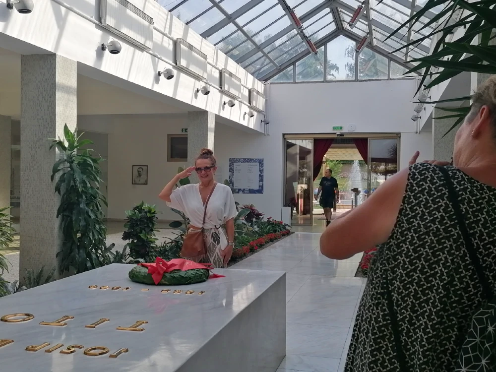 Touristengruppe besichtigt dasBlumenhaus - Titos Mausoleum in Belgrad