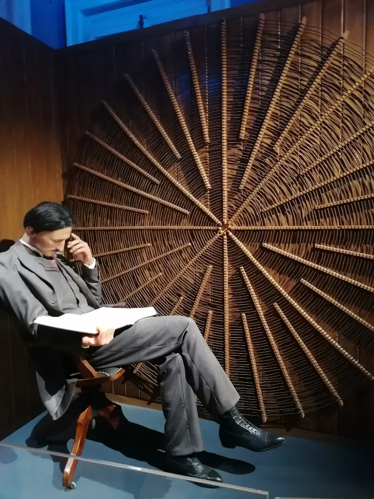 Ausstellungsraum im Nikola-Tesla-Museum mit Teslas Erfindungen