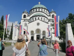 Dom des Heiligen Sava, Belgrad, Gruppe auf der Tour vor dem Eingang