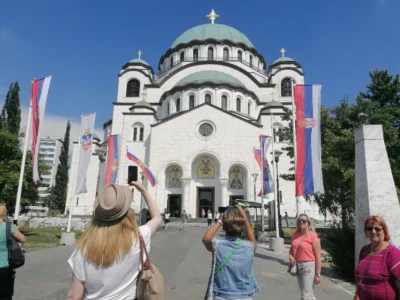 sava-dom-belgrad-deutsche-touristen Dom des Heiligen Sava, Belgrad, Gruppe auf der Tour vor dem Eingang