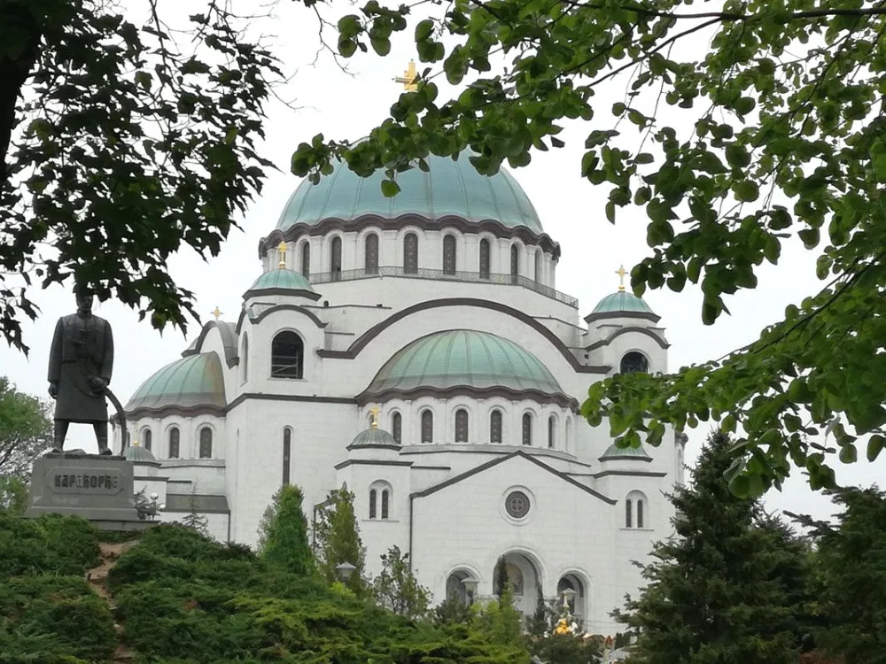 ußenansicht des Dom des Heiligen Sava mit monumentaler Kuppel in Belgrad