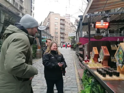 skadarlija-stadtführung Skadarlija Stadtrundgang in Belgrad Altstadt. Schnäppse sind ein Bestandsteil dieser Tour