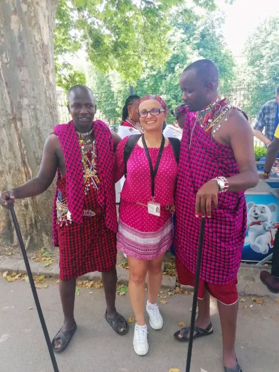 stadtfuhrer-slavica-sovanovic-mit-masai-stamm-an-belgrader-festung