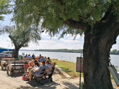 novi-sad-serbien-mittagessen-am-donauufer