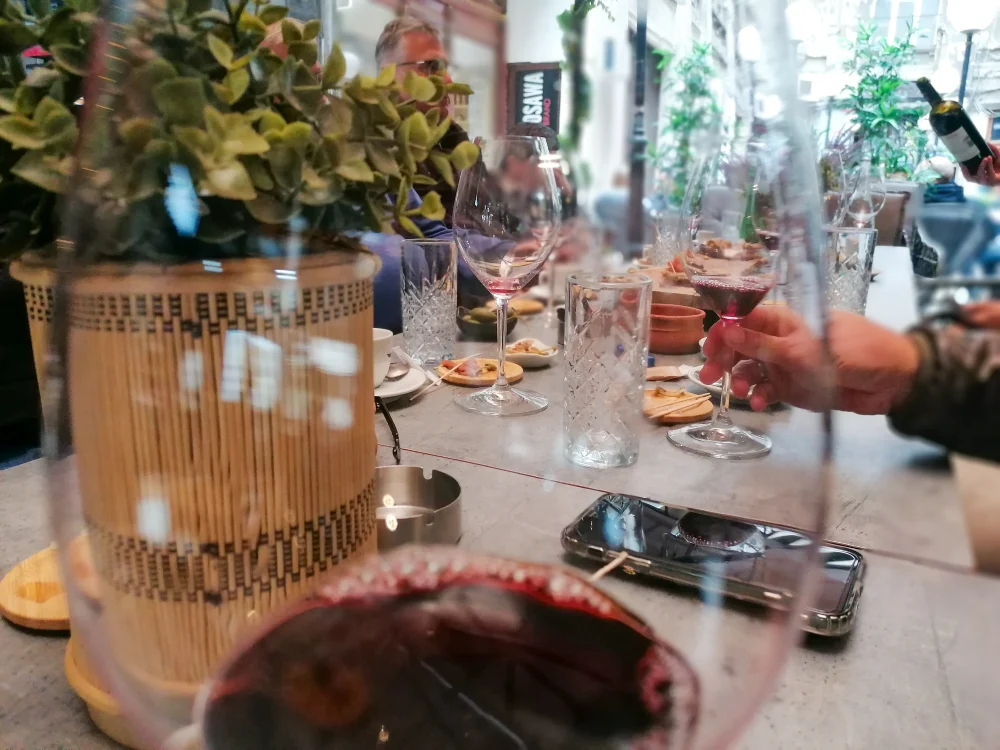 Weinverkostung in Belgrad mit serbischen Rebsorten Tamjanika und Prokupac Weinreise durch Serbien – mitten in Belgrad