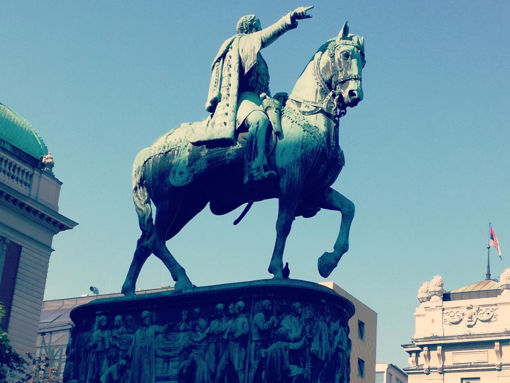 Detailaufnahme des Reiterdenkmals von Fürst Mihailo auf dem Platz der Republik in Belgrad